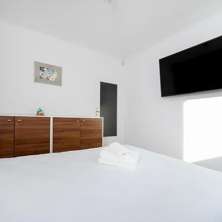 Jaracza 3-bedroom By Bookinghost