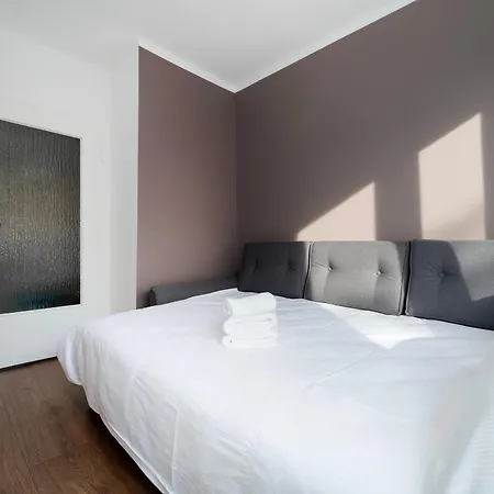 Апартаменты Jaracza 3-bedroom By Bookinghost