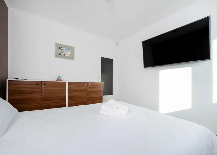 Jaracza 3-bedroom By Bookinghost