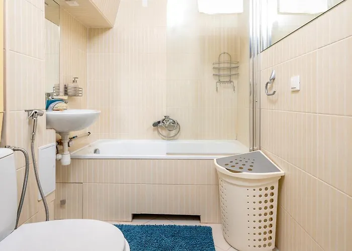 Jaracza 3-bedroom By Bookinghost * Lodz